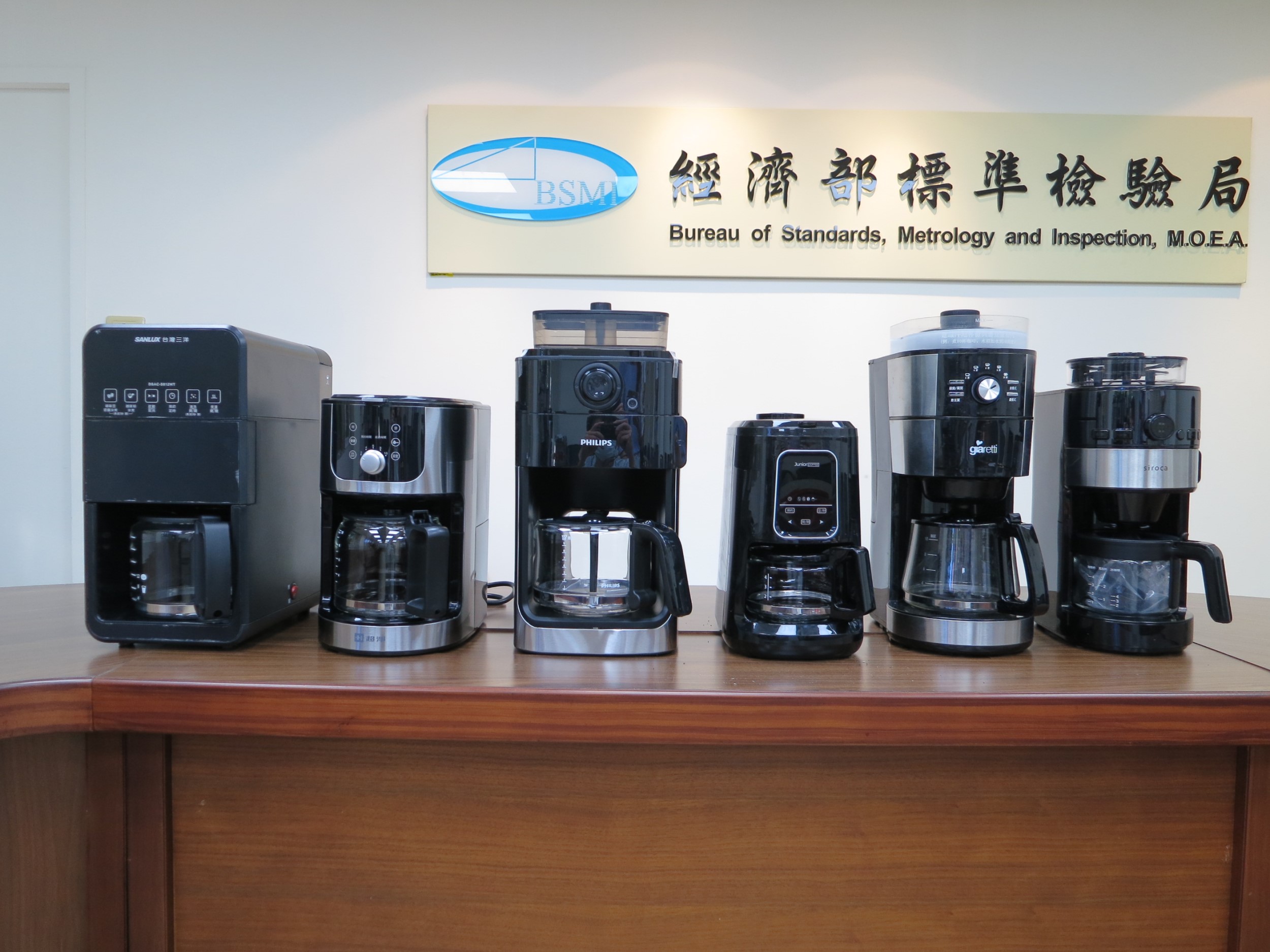 行政院消費者保護處與經濟部標準檢驗局共同公布市售「全自動咖啡機」檢測結果，第2張，共3張